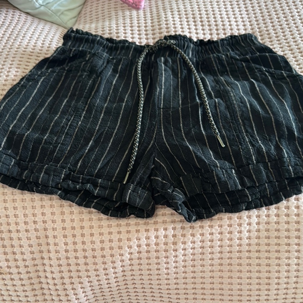 Used,Brand-Rewind, Black Striped Women's Shorts with pockets in front and back.
